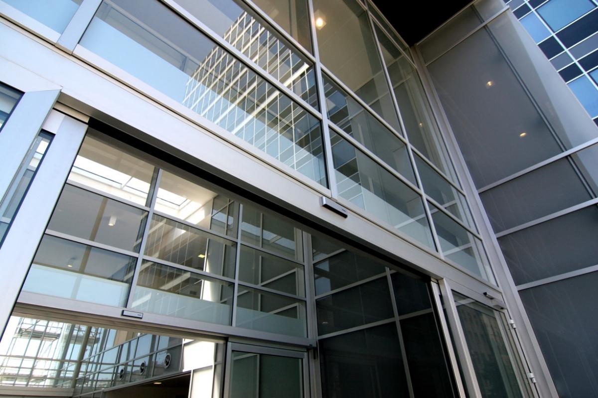 Pintu Otomatis Revolus Apartemen
